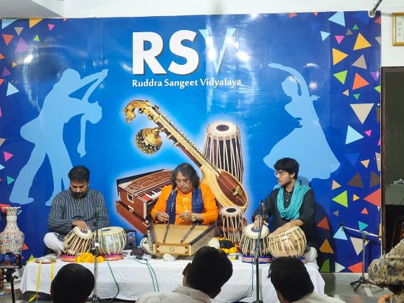 <strong>SANTOOR RECITAL BY PANDIT DISHARI CHAKRABARTY ENTHRALLS NEW DELHI: A MAIHAR GHARANA TRIBUTE</strong>